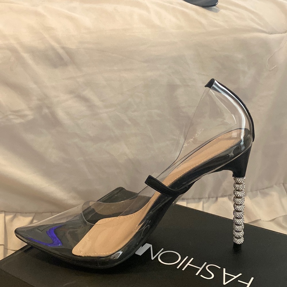Clear toe pump